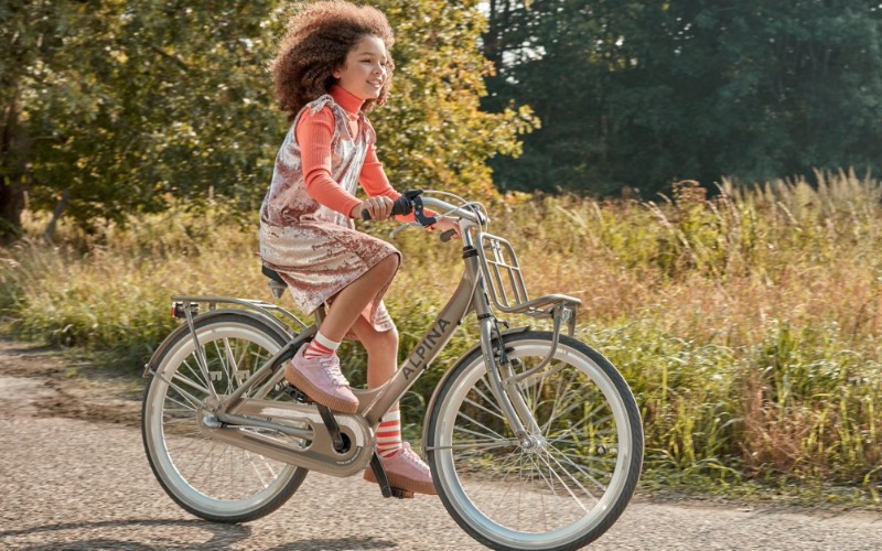 <p>De Alpina Clubb is een echte meidenfiets met fijne prints en softe kleuren, ge&iuml;nspireerd op de nieuwste fashiontrends. De fietsen hebben een handige achterdrager, maar ook een voordrager waar je een leuke mand of krat op kunt bevestigen. Zo kan je dochter shinen op haar fiets!</p>
