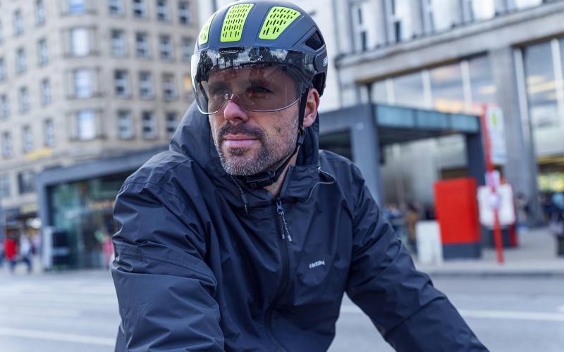 <p>Wetenschappelijke studies bevestigen het steeds opnieuw. Het dragen van een fietshelm verlaagt op drastische wijze het risico op hoofdletsel tijdens en na een ongeluk met je fiets.</p>
